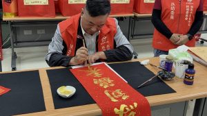 扶幼委員會協助家扶 服務弱勢家庭 動手創作春聯與紅包袋 守護孩子成長