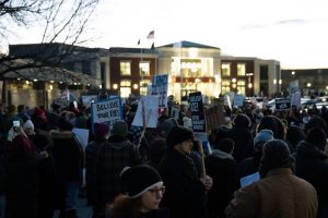 抵制川普國情咨文 民主黨人國會外集會抗議