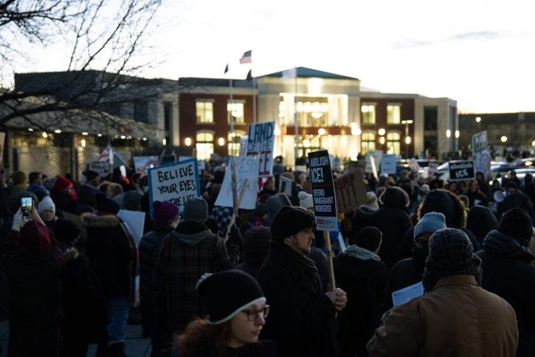 抵制川普國情咨文 民主黨人國會外集會抗議