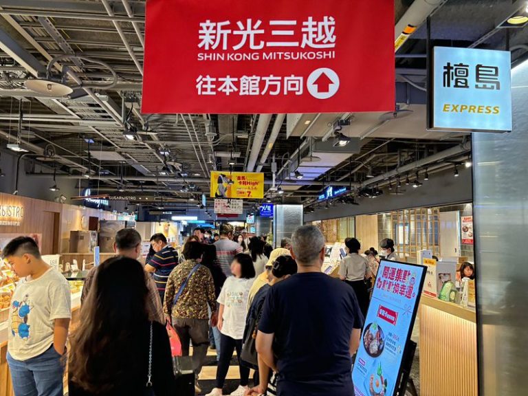 新光三越左營店春節連假掌握停留經濟 帶動人潮及買氣