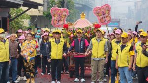 新社九庄媽起駕 中市府客委會主委江俊龍扶轎遶境