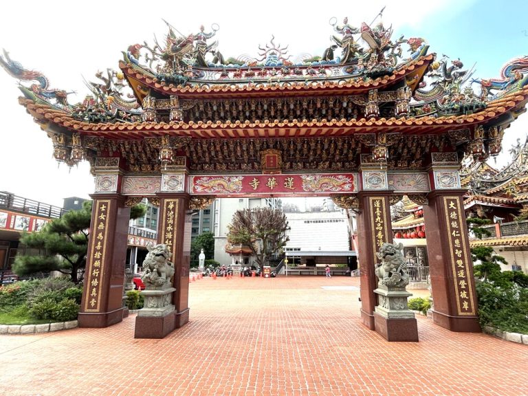 走春點燈補春運 就到桃園蓮華寺