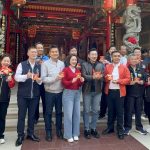 江啟臣初三海線走春 粉絲驚喜獻上「鉤針紅馬」祝好運