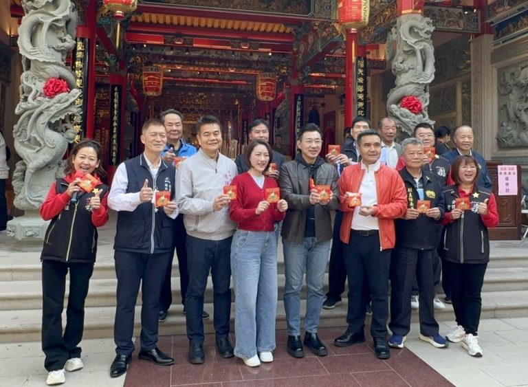 江啟臣初三海線走春 粉絲驚喜獻上「鉤針紅馬」祝好運