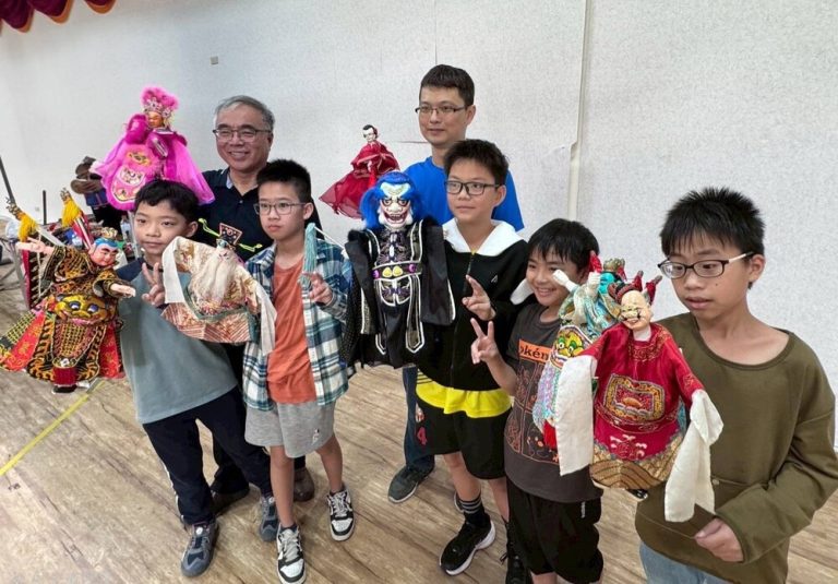 布袋戲到校演出 河堤國小迎開學