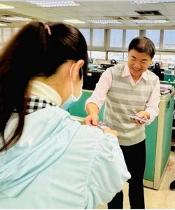 高雄海洋局長石慶豐贈超人精神紅包 感謝同仁付出