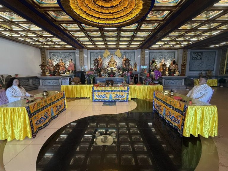 無極三清總道院神職人員清塵日靜座迎神