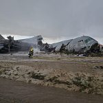 玻利維亞載新鈔軍機墜毀釀15死 民眾湧現場撿錢