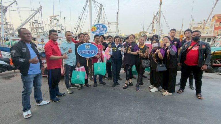 移民署屏東服務站寒冬送暖 漁工滿載物資樂開懷
