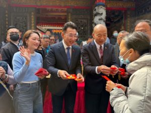 立法院正副院長韓江連三年豐原合體拜拜 發紅包