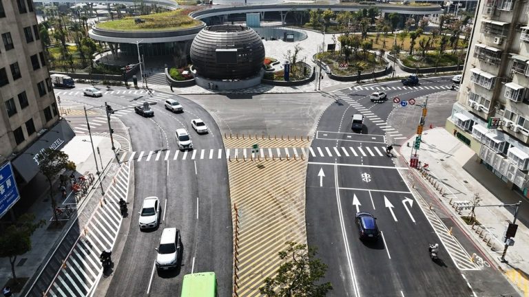 站東路站西路彩色鋪面功成身退 更換標準鋪面