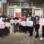 鍾東錦贈匾貼榜 賀塭內關懷據點