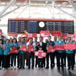 翁章梁率縣府團隊在高鐵嘉義站發放開運紅包 喜迎返鄉人潮