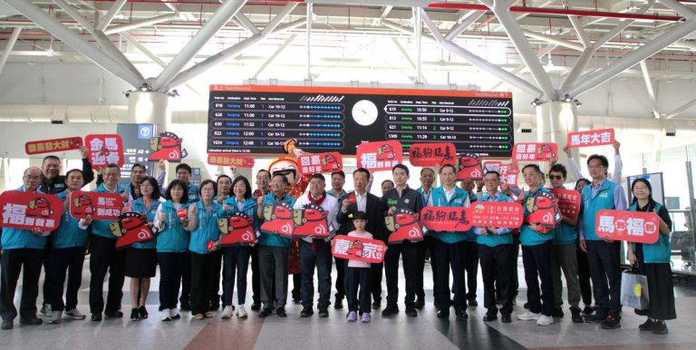 翁章梁率縣府團隊在高鐵嘉義站發放開運紅包 喜迎返鄉人潮