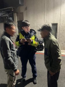 老翁迷途數小時 鼎山警貼心護送返家