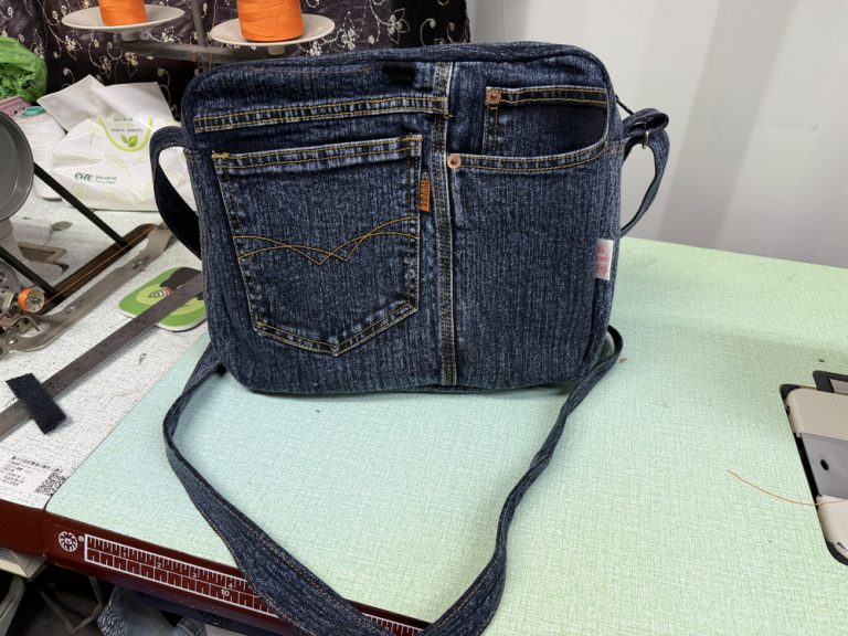 舊衣變新包 沙鹿清潔隊再推環保側背包