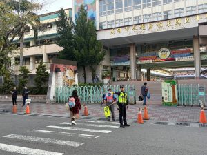 苓雅警開學日啟動護童勤務