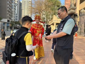 警啟動護童專案勤務蔡慶星分發文宣品扎根