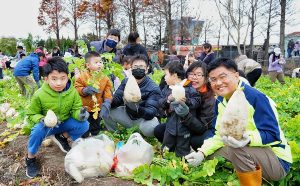 楊典忠二度辦拔蘿蔔活動 吸引二千人參與