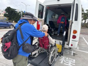 賞蘭正當時 黃偉哲提供復康巴士 暖心接駁陪伴身障朋友走出戶外