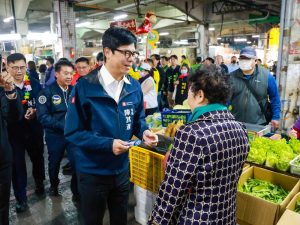 陳其邁關心春節前農產品供應情形 清晨巡訪鳳山、高雄果菜批發市場拜早年