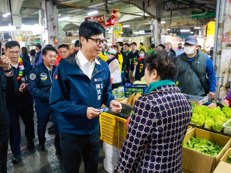 陳其邁關心春節前農產品供應情形 清晨巡訪鳳山、高雄果菜批發市場拜早年