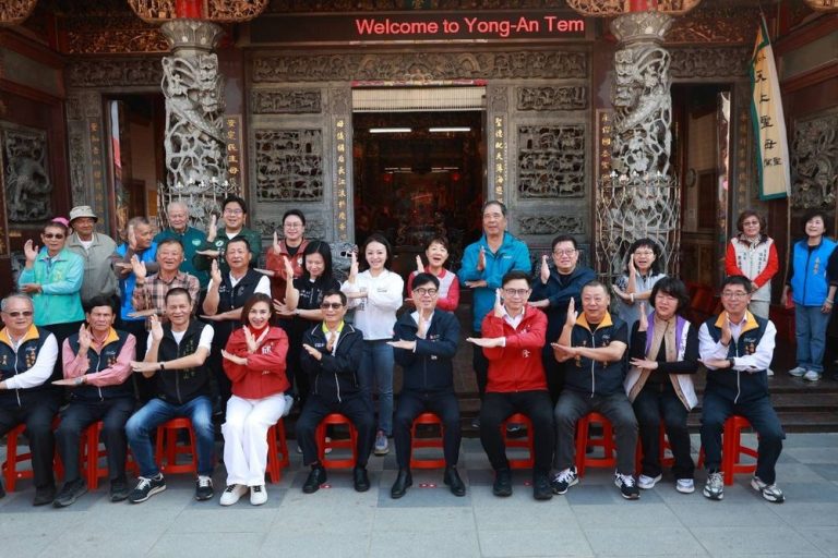 陳其邁走春祈福發送開運小紅包　感謝中央及議會支持共創永安繁榮