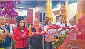 陳若翠和民眾上香跪拜為天公祝壽