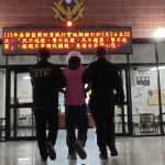 男子連丟7汽油彈燒車又搶超商　警火速壓制逮人