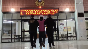 男子連丟7汽油彈燒車又搶超商　警火速壓制逮人