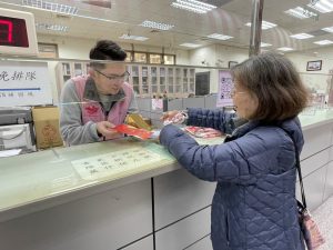 攏嘛大安迎新春 安農分送金磚米與紅包袋