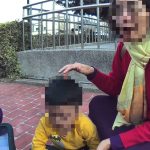 人行道驚見萌娃趴睡 豐警耐心安撫助團圓