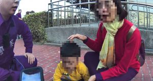 人行道驚見萌娃趴睡 豐警耐心安撫助團圓