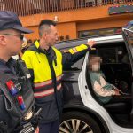 大雅警暖心攙扶護送長者平安辦事