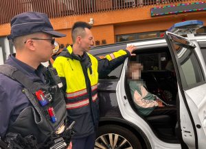 大雅警暖心攙扶護送長者平安辦事