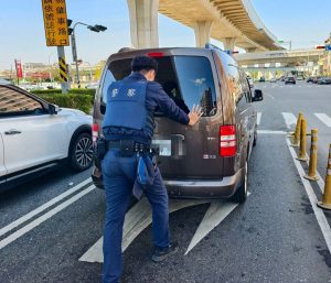 車流繁忙路段突遇拋錨 頭家警即時化解危機