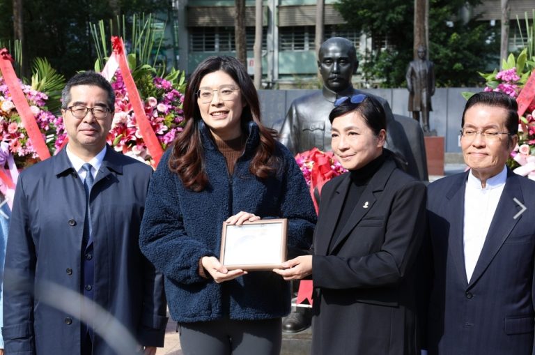 植樹節 鄭麗文向國父銅像獻花致敬