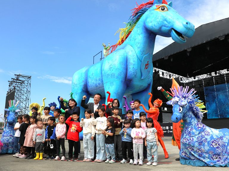 10米高巨型雨馬 燈會亮相