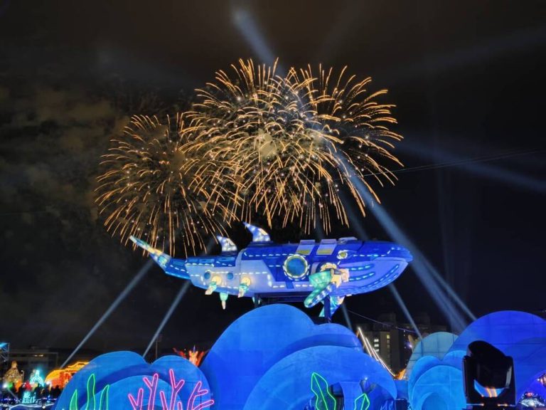 台灣燈會海洋燈區 鯨魚戰艦霸氣領航