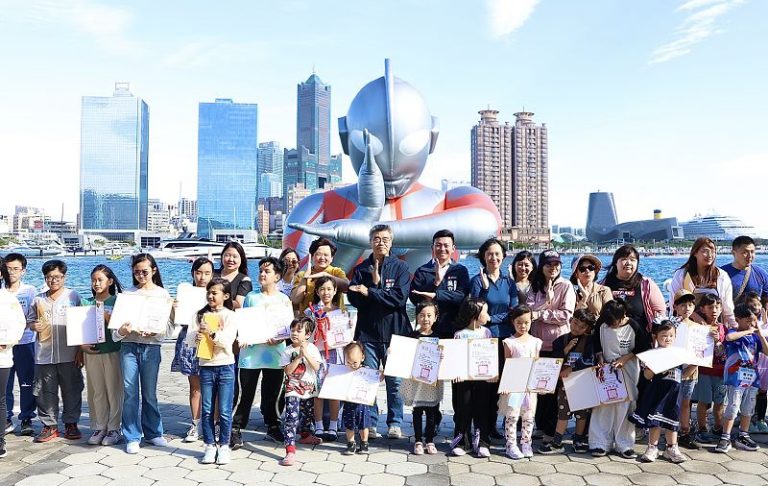 超人力霸王寫生暨著色畫比賽頒獎 48位金牌學子齊聚高雄港與超人力霸王合體