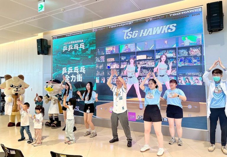 高醫岡山醫院攜台鋼雄鷹 兒童節前夕關懷病童