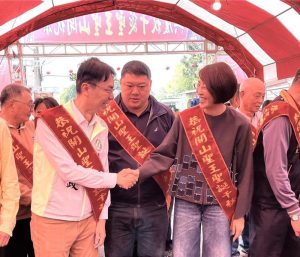 南投選戰開打 許淑華、溫世政首次廟前同框握手寒暄