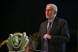 諾貝爾得主查爾斯．賴斯慈大開講 勉勵學子投身科研守護全球健康