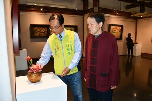 花深忘卻來時路 黃媽慶木雕展開幕