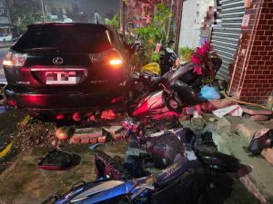台中小客車暴衝連撞11車 肇事駕駛落跑警追查