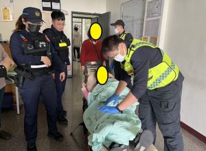 輕度精障女情緒不穩欲跳樓 合作所帥哥美女警火速救援