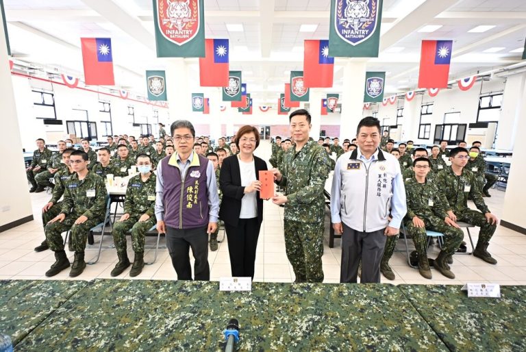 王惠美成功嶺探視彰化子弟兵