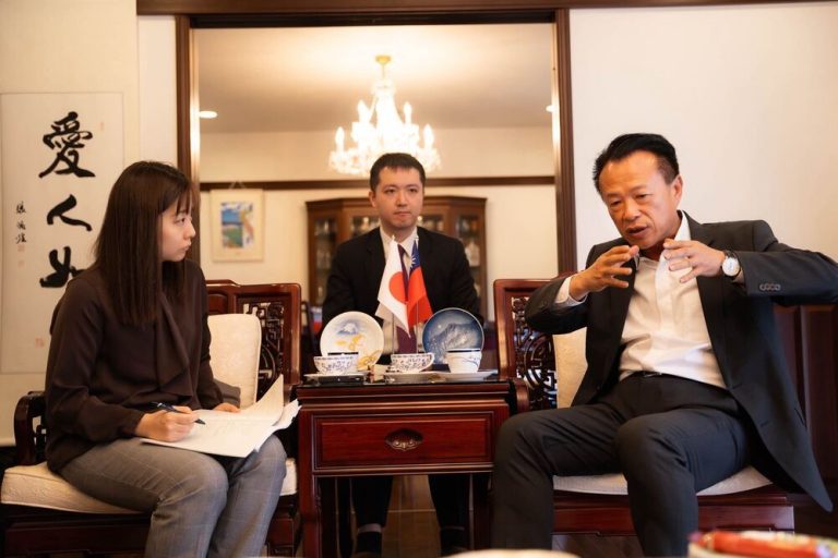 赴日接受「西日本新聞」專訪 翁章梁向日本介紹嘉義轉型與願景