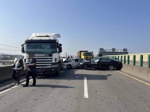 男變換車道 釀三車墜撞及二傷