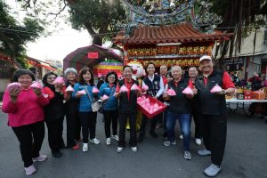 和平里福德祠慶頭牙 1800顆壽桃歷年之最